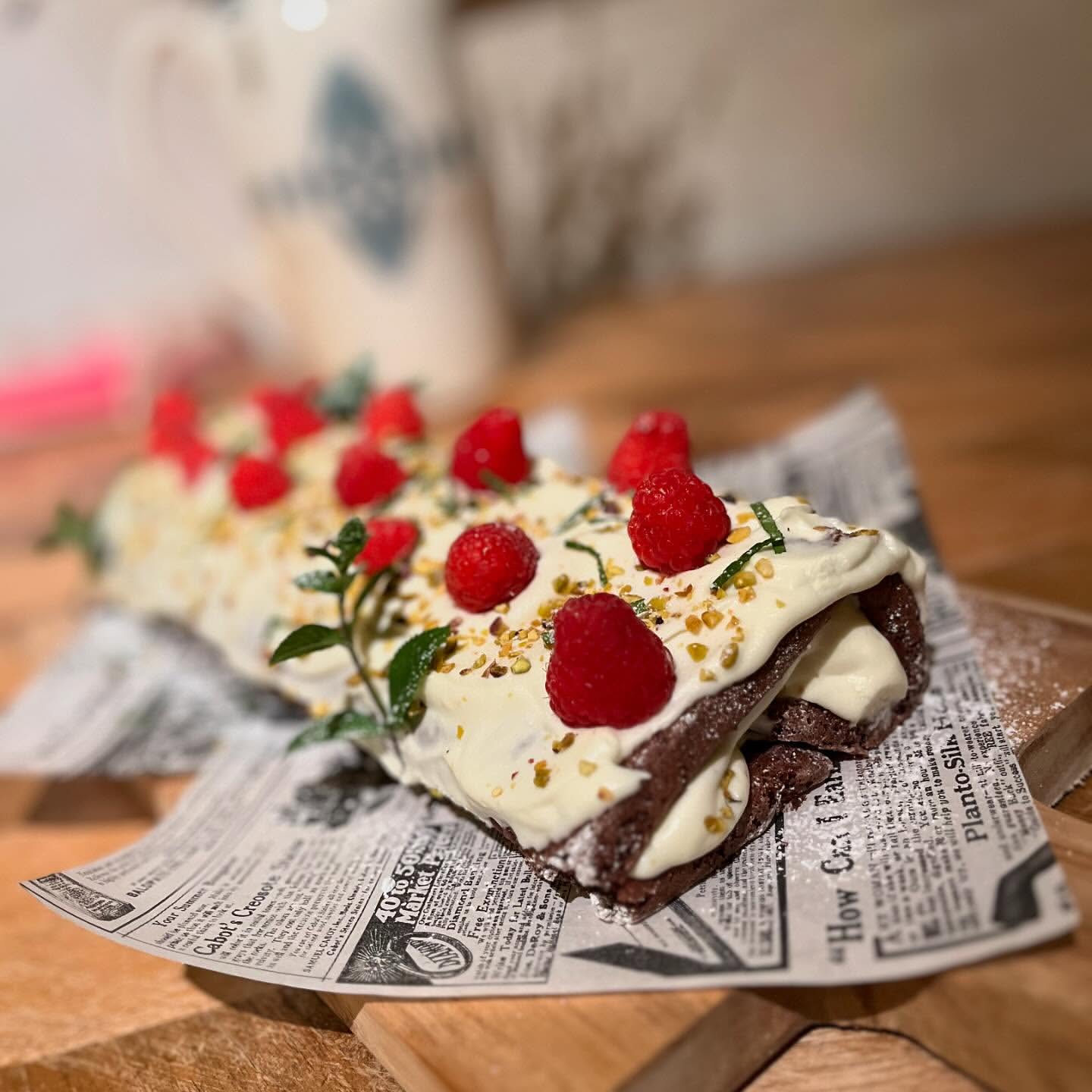 𝐍𝐞𝐰 𝐝𝐞𝐬𝐬𝐞𝐫𝐭
Last week we tried a new dessert: white chocolate - raspberry - pistache cake 🧁

C’est délicieux 🤤