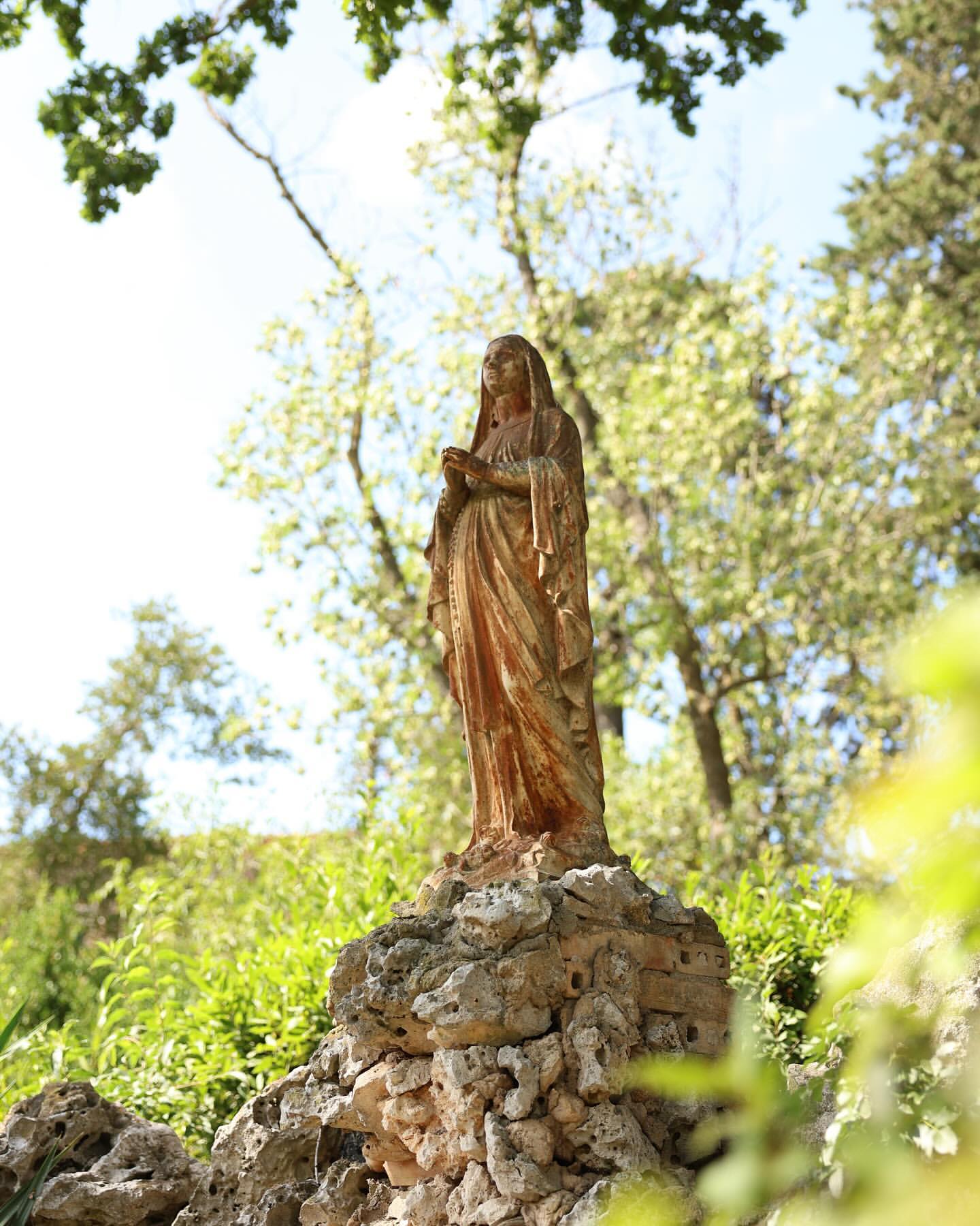 𝐓𝐡𝐞 𝟒 𝐬𝐭𝐚𝐭𝐮𝐞𝐬

When you stroll through our park, you certainly cannot miss our four statues. They symbolize the endless cycle of renewel and beauty by representing each a different season. 🍃🌞🍂❄️

3 of them are easy to find, the last one is more hidden. Which statue do you think represents your favorite season? 

#chateaublomac #fourseasons #statues #timelesselegance #park