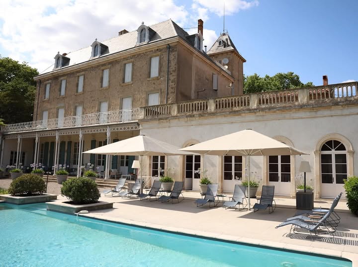 𝐓𝐡𝐞 𝐮𝐥𝐭𝐢𝐦𝐚𝐭𝐞 𝐫𝐞𝐥𝐚𝐱𝐚𝐭𝐢𝐨𝐧 𝐬𝐩𝐨𝐭:
The poolside of Château Blomac!

Our infinity pool is the perfect place to lounge after a hike or active day. It is filled with salt water & therefore super soft! 💦 

Stay with us & experience it for yourself. After swimming, lay down on our blue sunbeds & enjoy a glass of rosé from the bar behind you. 

As we say, pure relaxation. 🍷☀️

#chateaublomac #poolside #infinitypool #saltwaterpool #summerretreat #relaxation #paradise #luxurystay #luxuryescapes