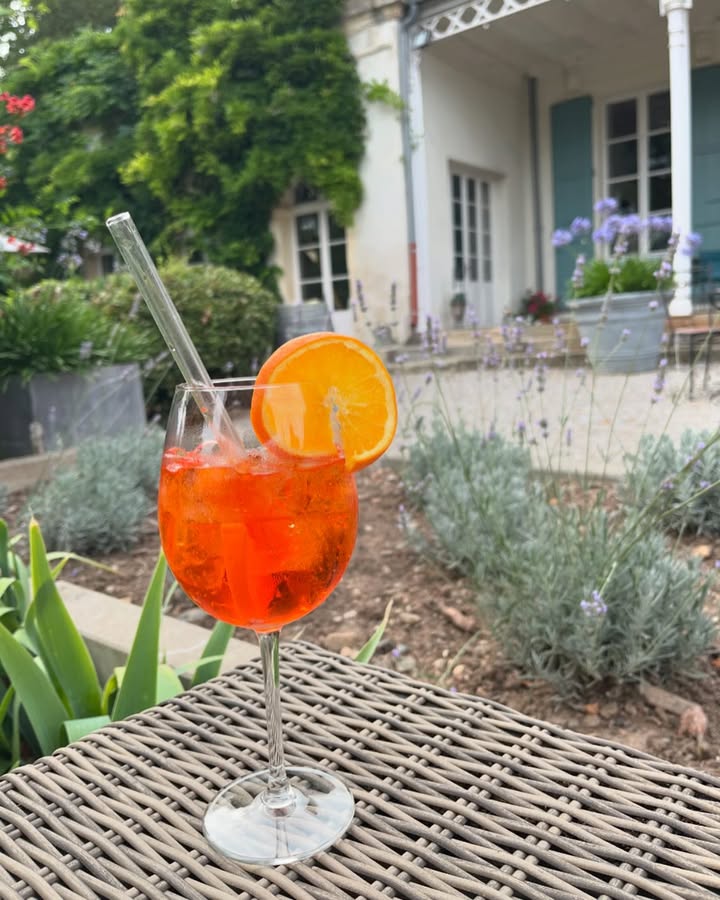 𝐂𝐡𝐞𝐞𝐫𝐬 𝐭𝐨 𝐬𝐮𝐦𝐦𝐞𝐫! 
Nothing beats the heat on sunny days like a refreshing Aperol Spritz at Chateau Blomac. Join us for a taste of paradise. 🍹 

#chateaublomac #aperolspritz #summervibes #heatwave #luxuryvacation #sipwithaview #chateaulife #blomac #southoffrance