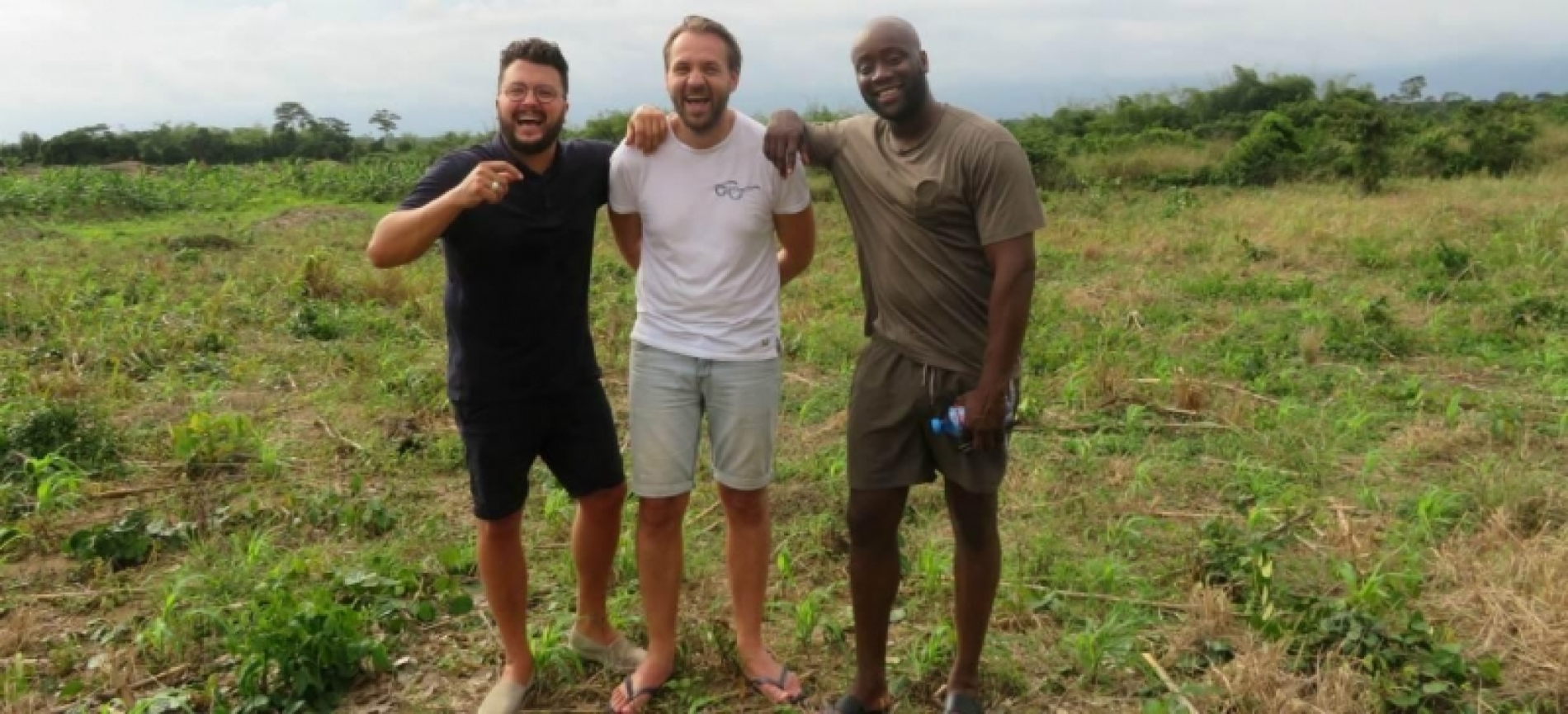 The Good Roll Melle, Sander en Faisal Achmed, teamcaptain in Ghana, rollen hun plannen uit.<br>
