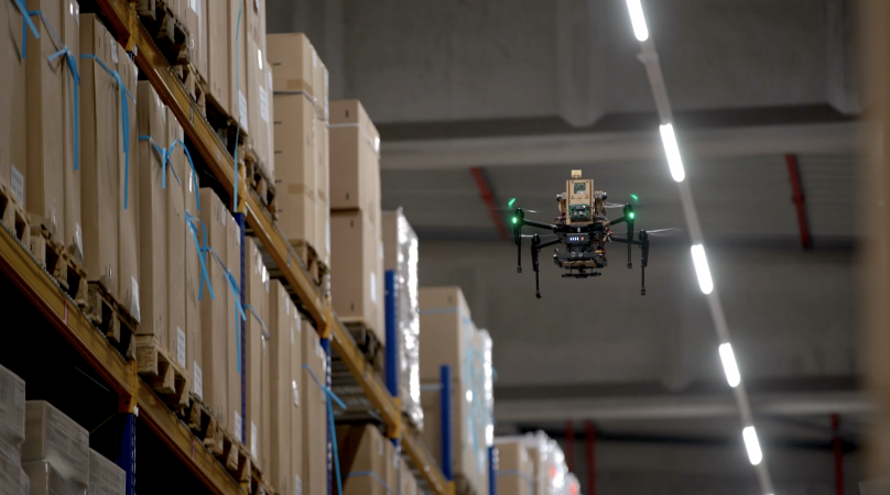 Warehousedrone telt razendsnel magazijnvoorraad