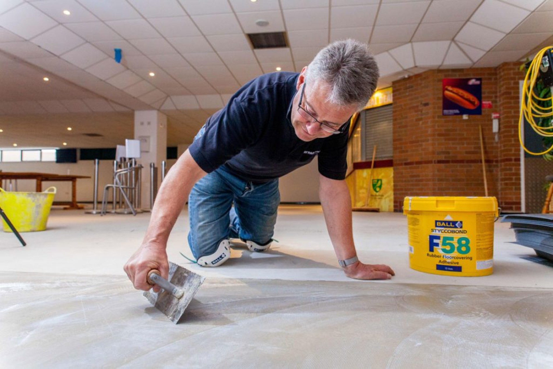 De nieuwe lijm wordt door het bedrijf daarom geïntroduceerd als een ‘no time to wait’-lijm. 