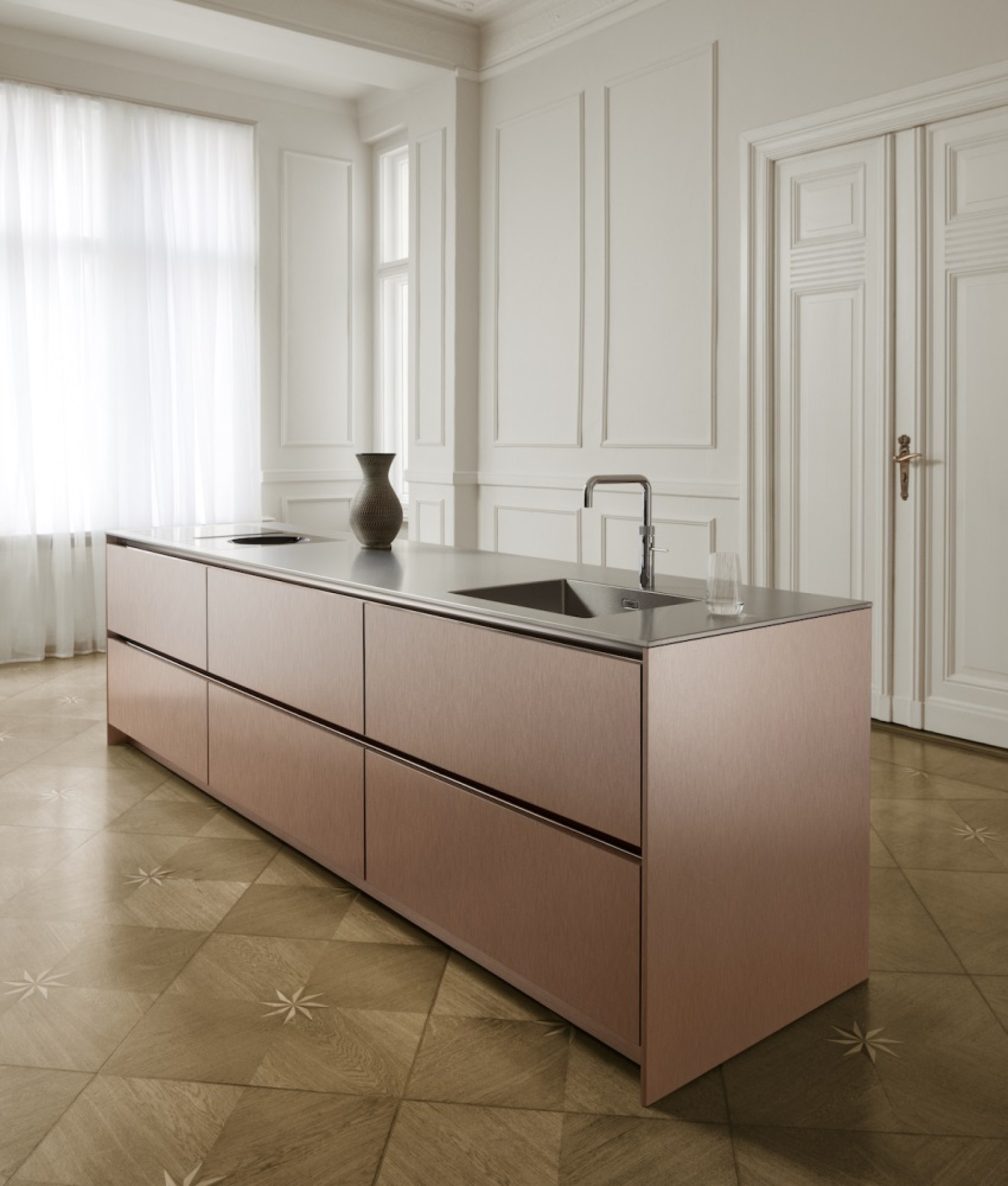 Matte, glanzende metallic fronten in roségoud geven de keuken een bijzondere verfijning.