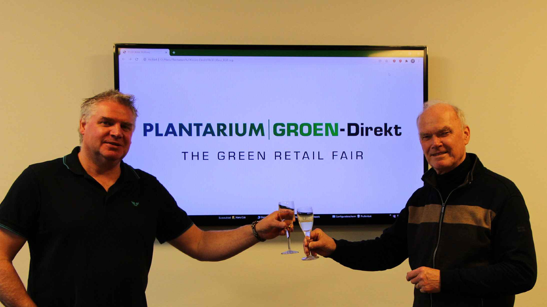 Jan de Vries, Stichting Vakbeurs, links, en Taaf Rosbergen, directeur van GROEN-Direkt BV