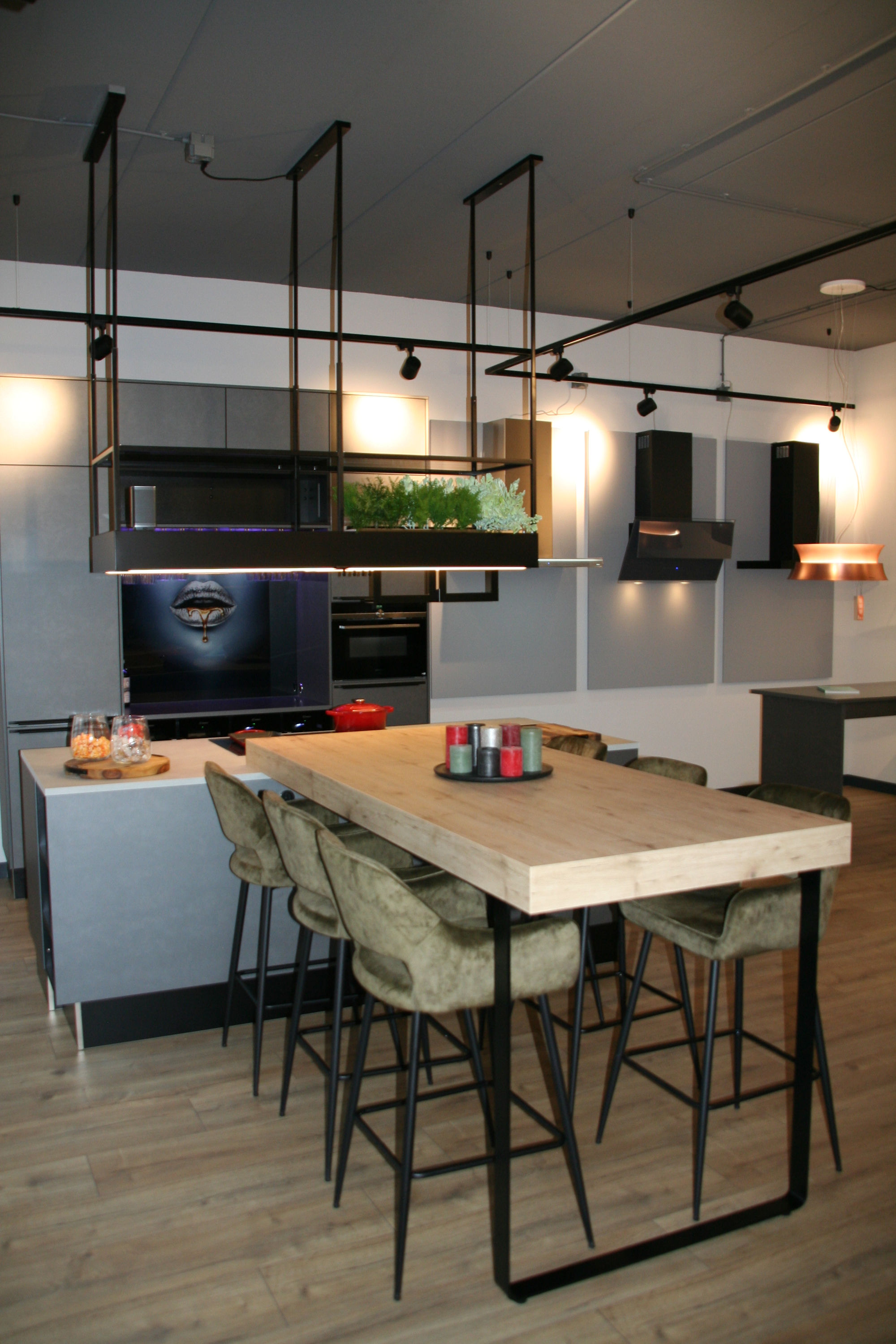 Brede selectie afzuigkappen in nieuwe showroom