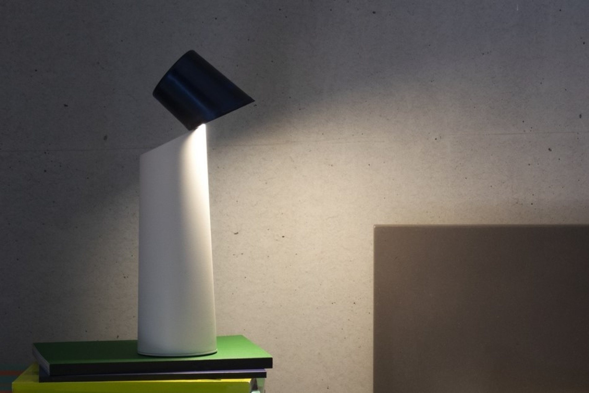 De eerste prijs gaat naar de Helia lamp van Stéfanie Kay: een minimalistische lamp met 