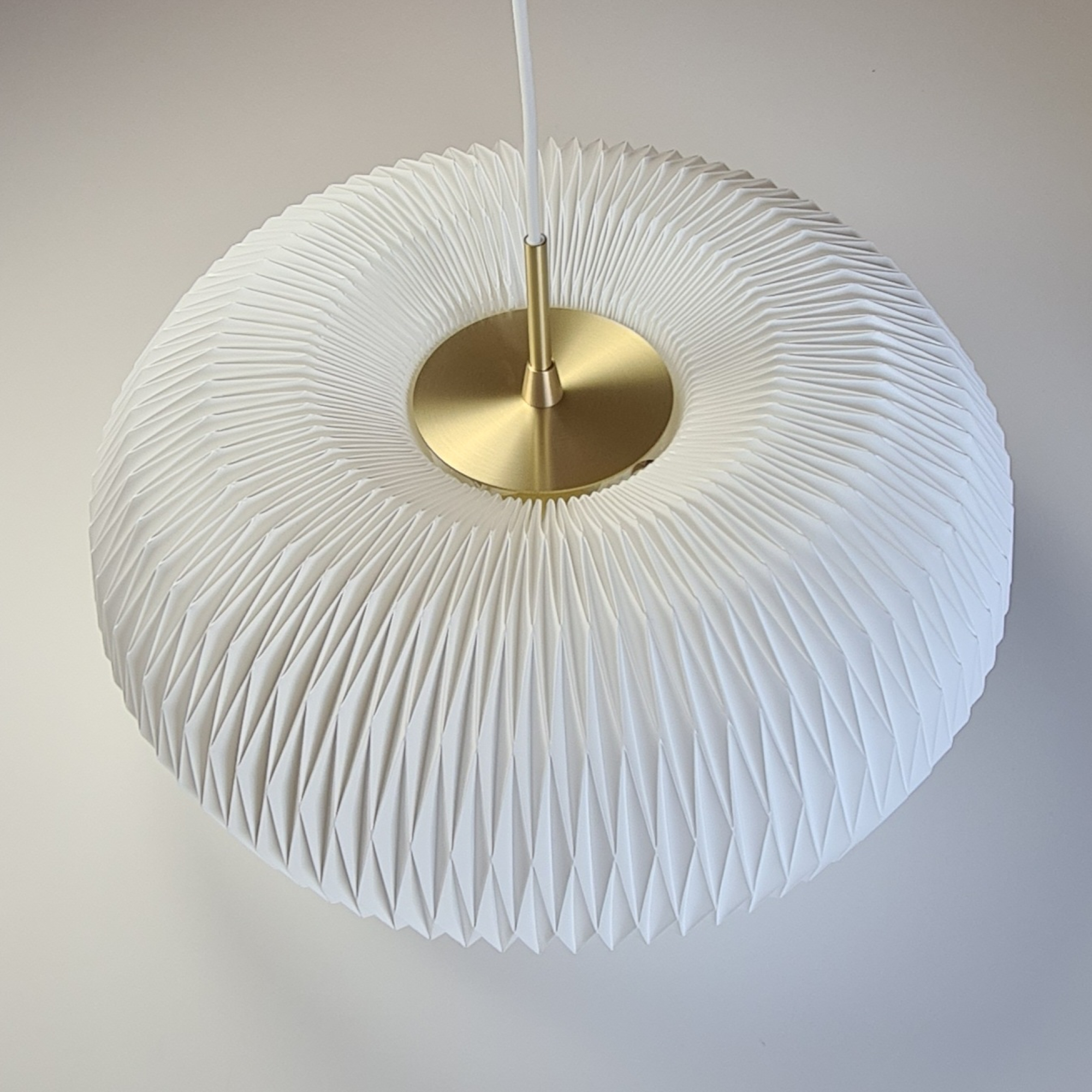 De lamp is algemeen bekend als ‘DONUT’. De ontwerpster Lise Navne liet zich inspireren 