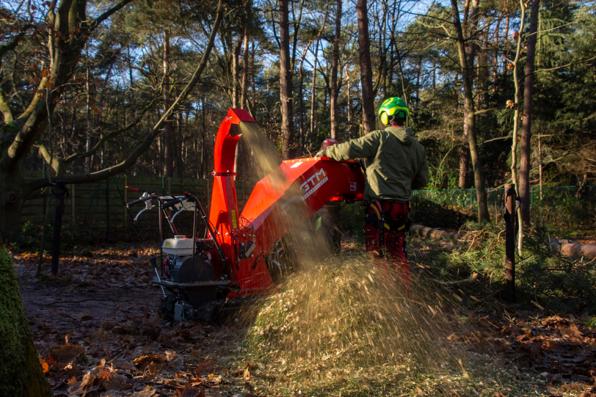 Houtversnipperaar op rupsbanden voor ruw en drassig terrein