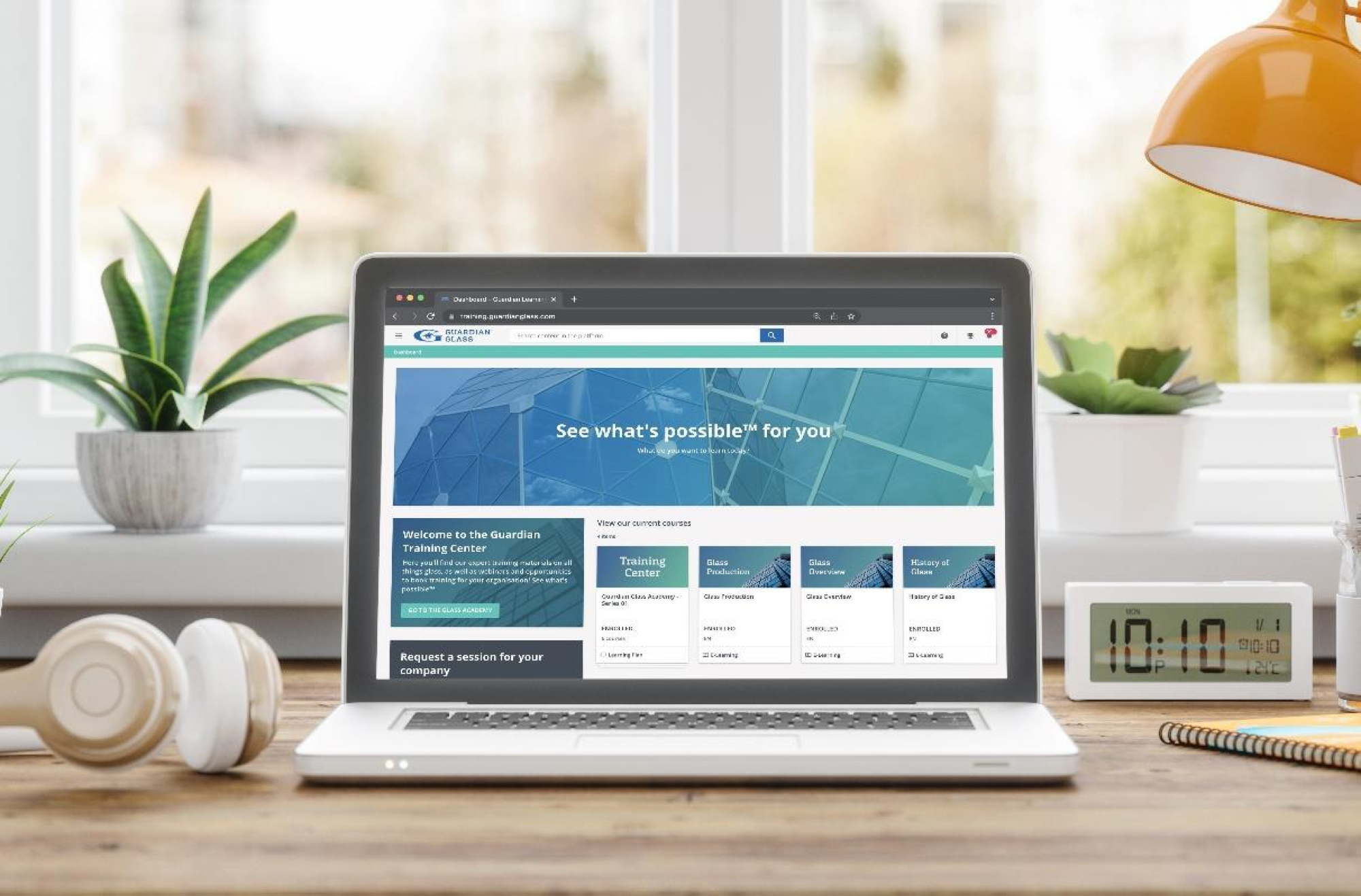 Het Guardian Glass Training Center-platform biedt gebruikers een dashboard en een 