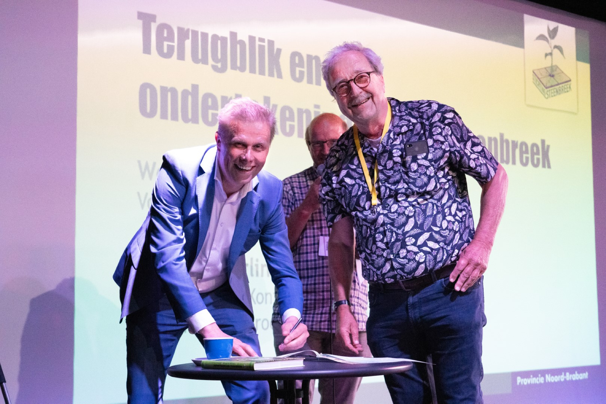 Foto: Arne Weverling (links) en Wout Veldstra. Op de achtergrond staat Joop Spijker, 