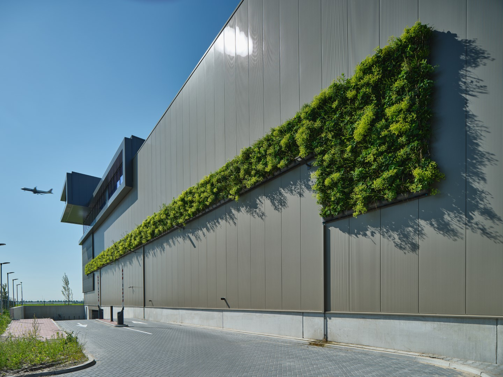 Groene gevels en daktuinen op Schiphol