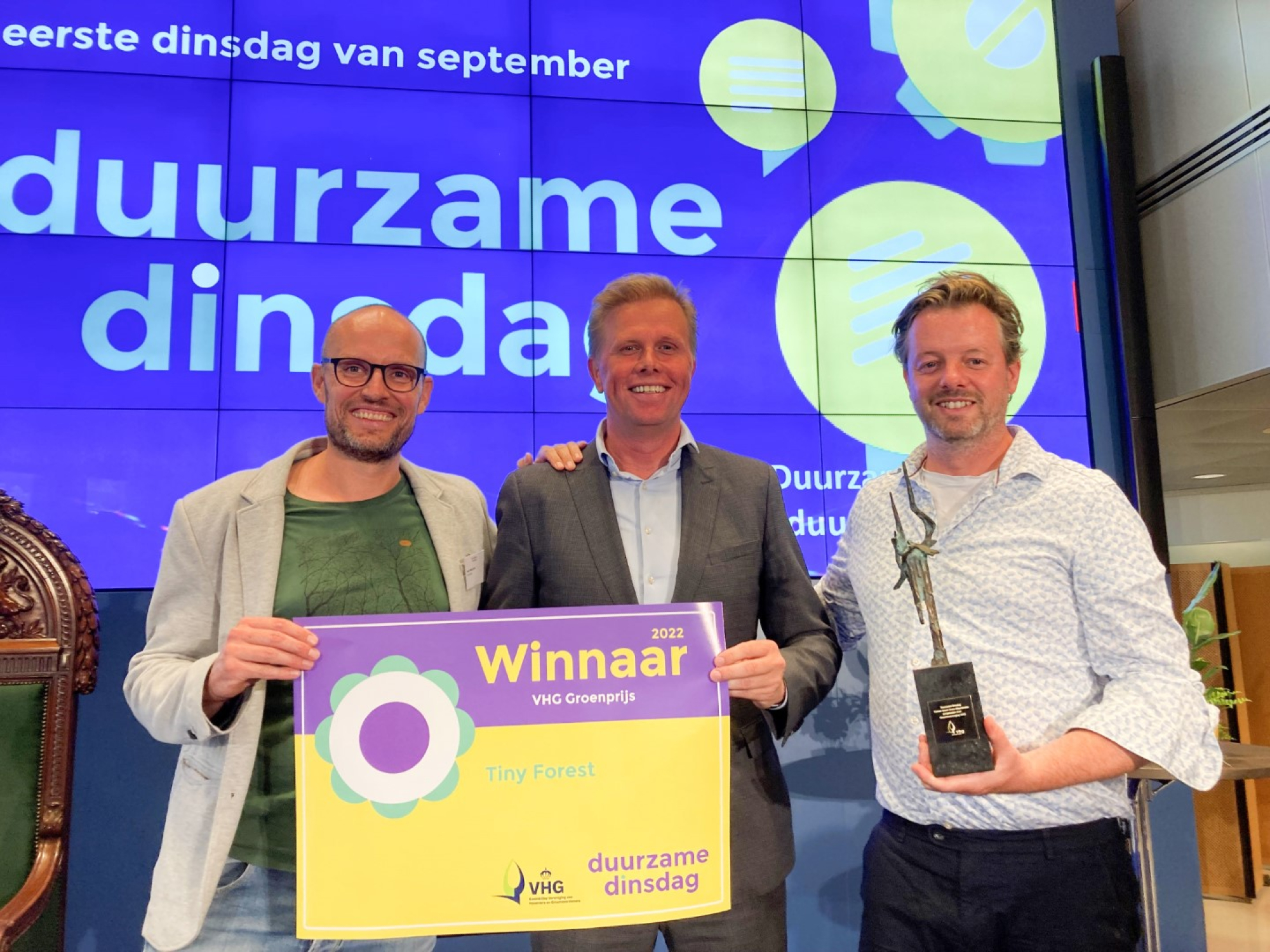 Daan Bleichrodt en zijn collega Ian Mostert van IVN Natuureducatie ontvangen de VHG Groenprijs 2022 uit handen van Arne Weverling namens Koninklijke VHG. Foto: Annemieke Bos.