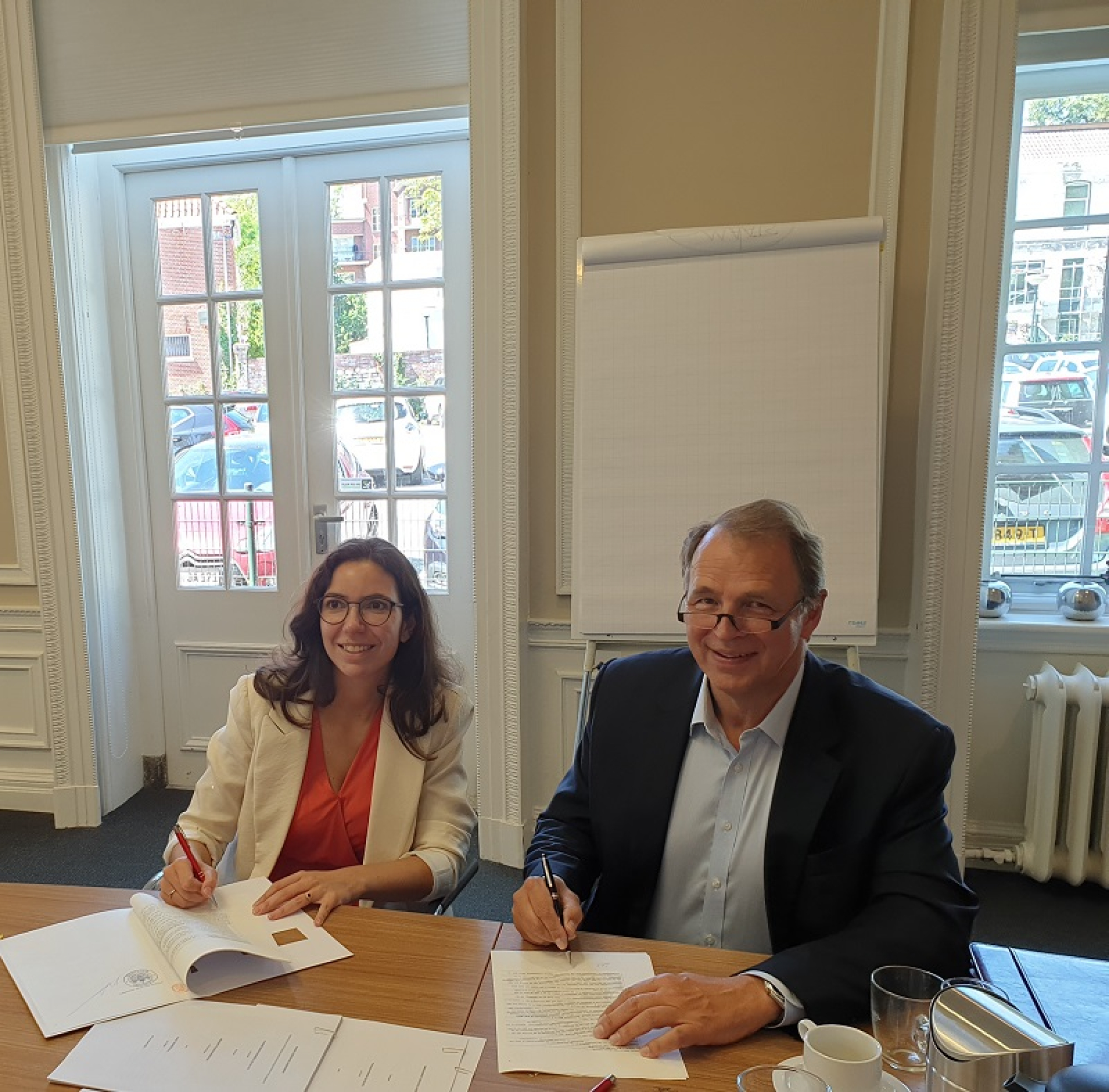 Nicole Kant en Jörg Jordan (CEO W.& L. Jordan) ondertekenen het contract.