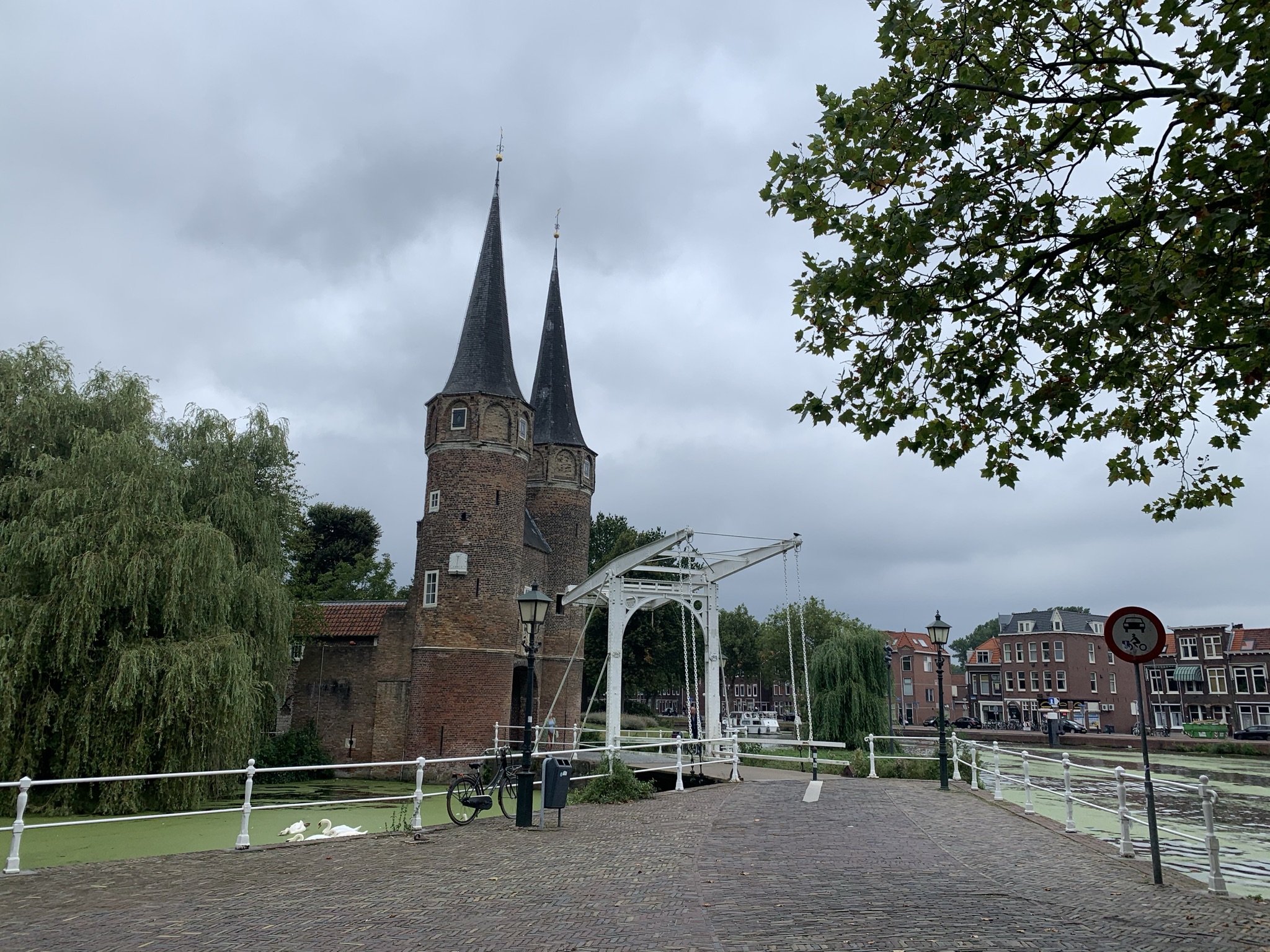 Werk aan de Kleine Oostpoortbrug in Delft