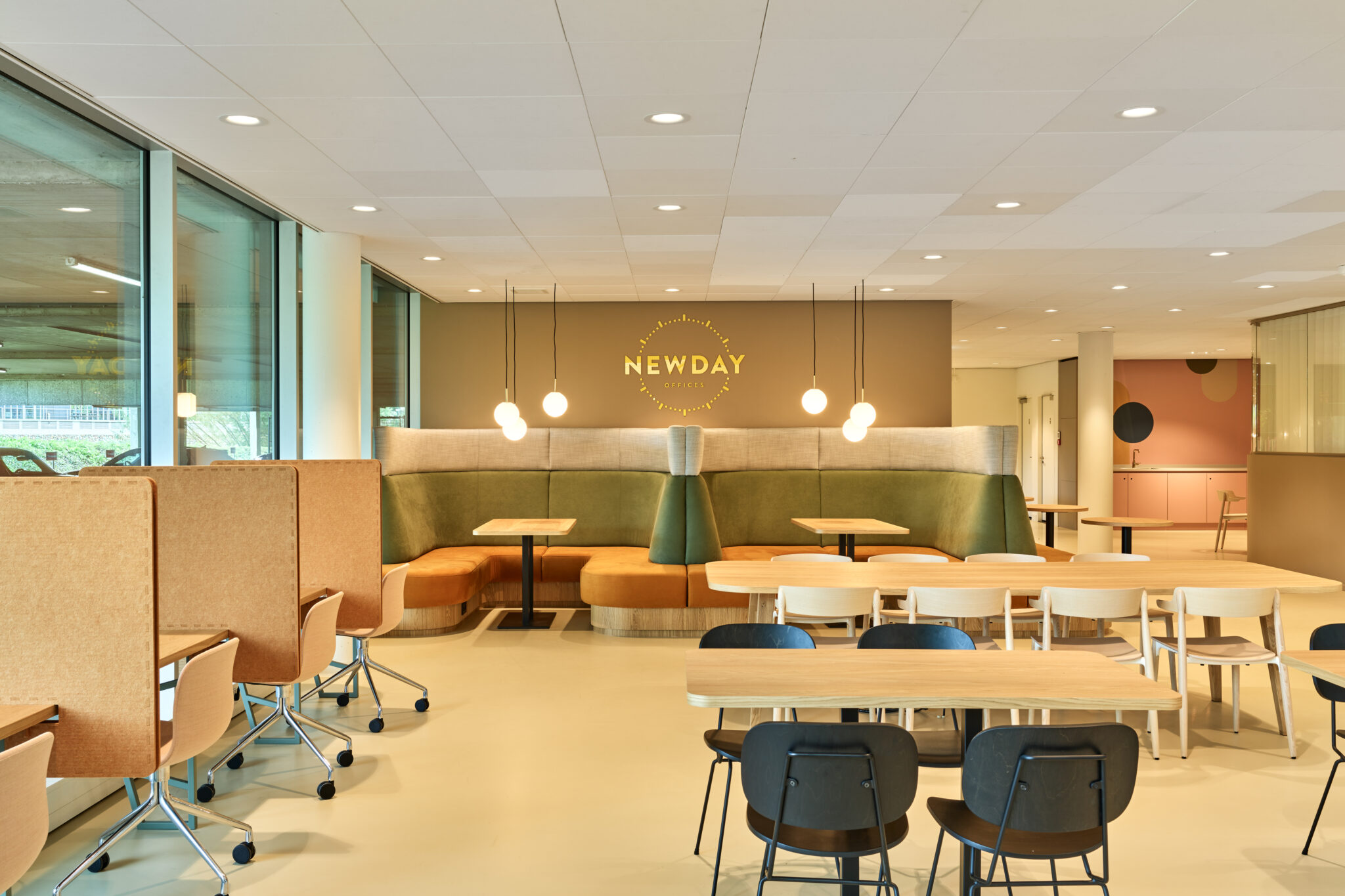 Newday Offices: licht, kleuren en vloeiende lijnen 