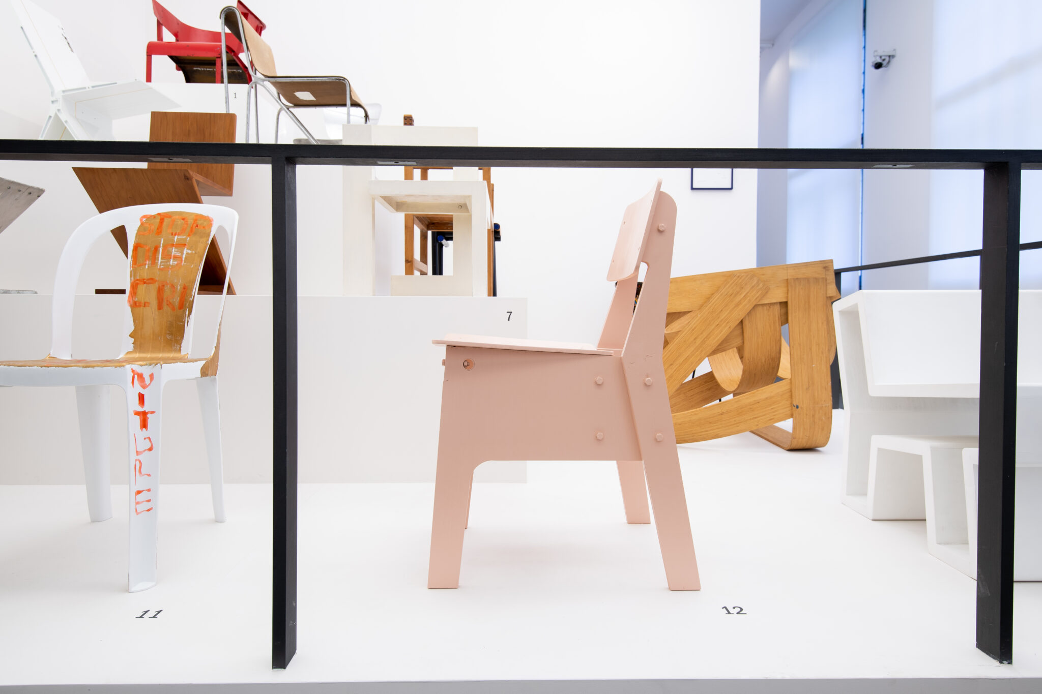 is meer dan royalty Misverstand Coronaroze crisisstoel van Piet Hein Eek in Centraal Museum | Project &  Interieur