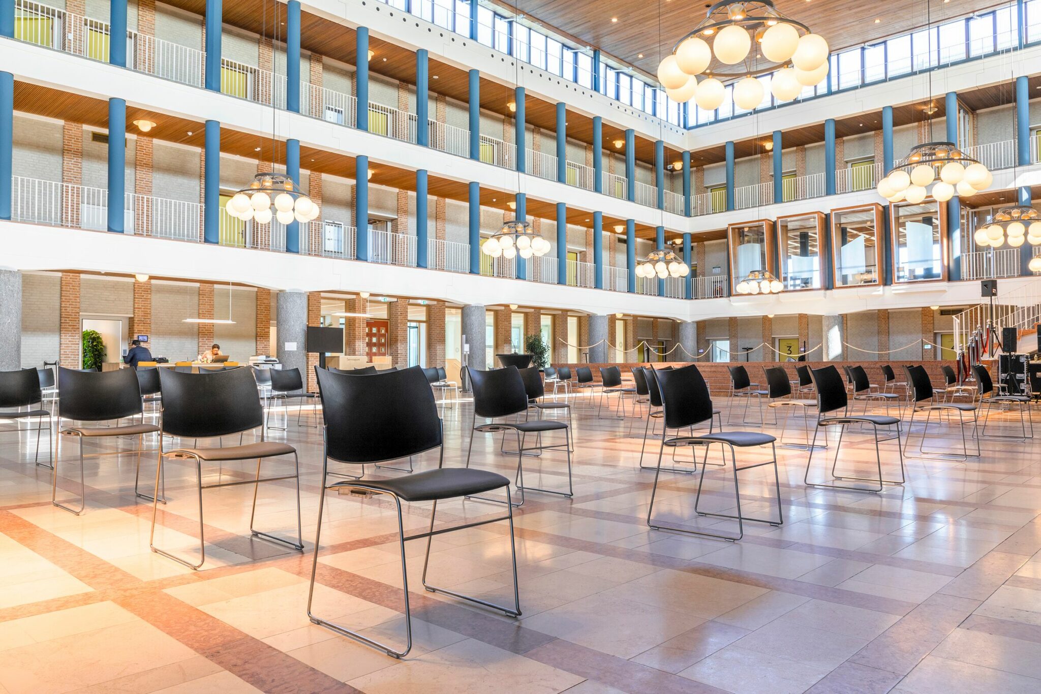 Gebruikt meubilair toegepast in stadhuis Hengelo