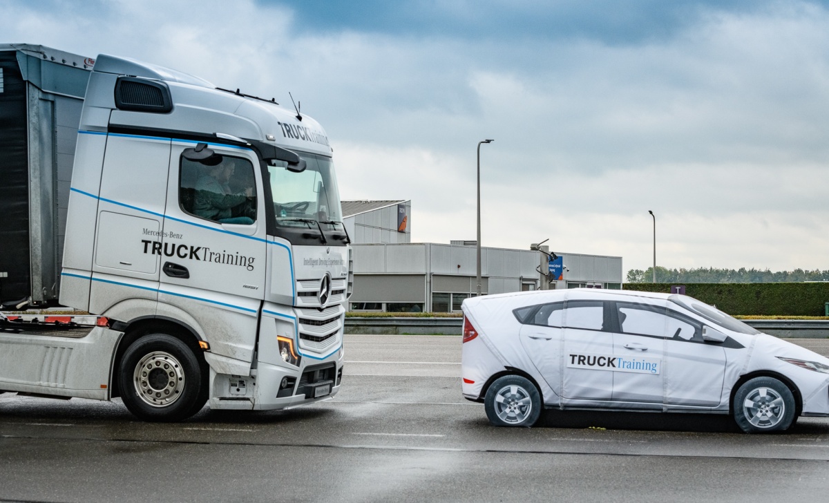 Veiligheidssystemen testen op het circuit met Mercedes-Benz Trucks