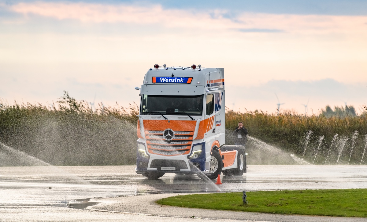 Veiligheidssystemen testen op het circuit met Mercedes-Benz Trucks