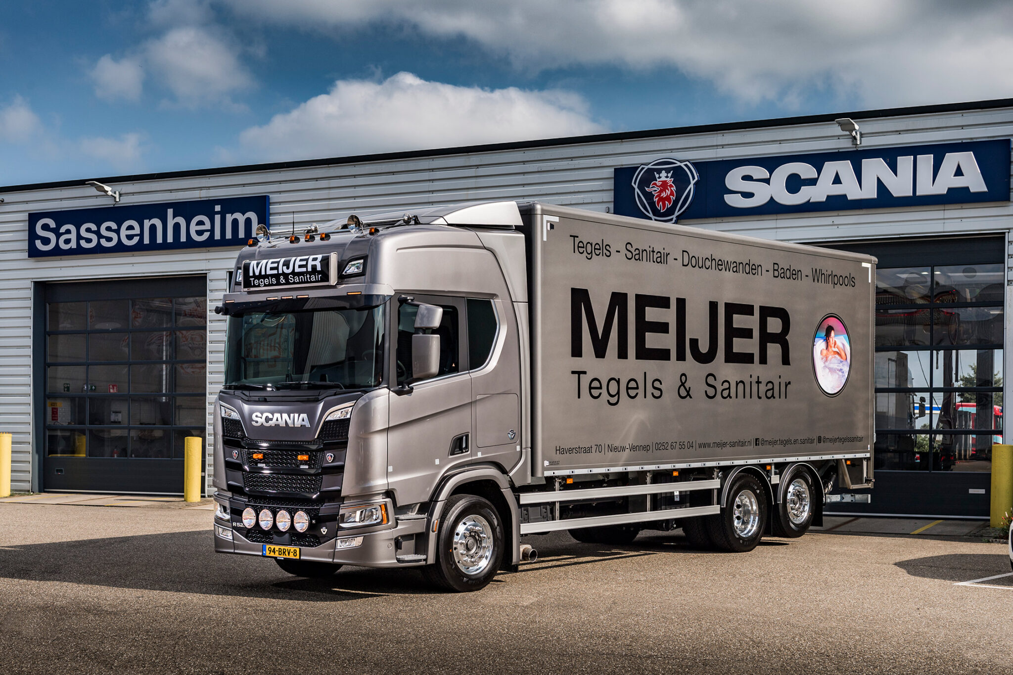 Meijer Tegels & Sanitair bezorgt badkamers met een Scania V8