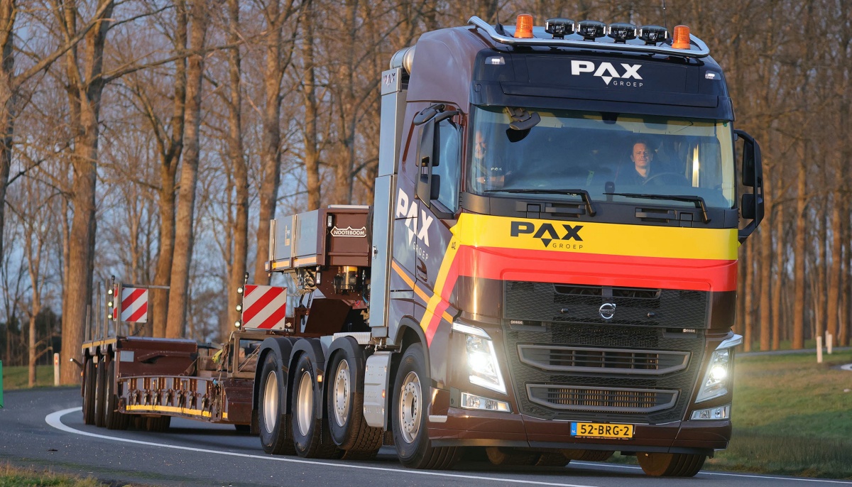 Twee Volvo FH-zwaartransporttrekkers voor PAX 