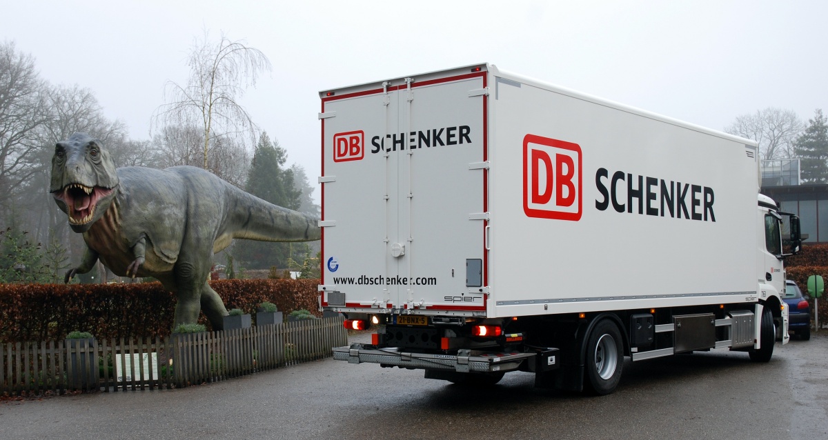 DB Schenker levert dinoskelet af bij Oertijdmuseum