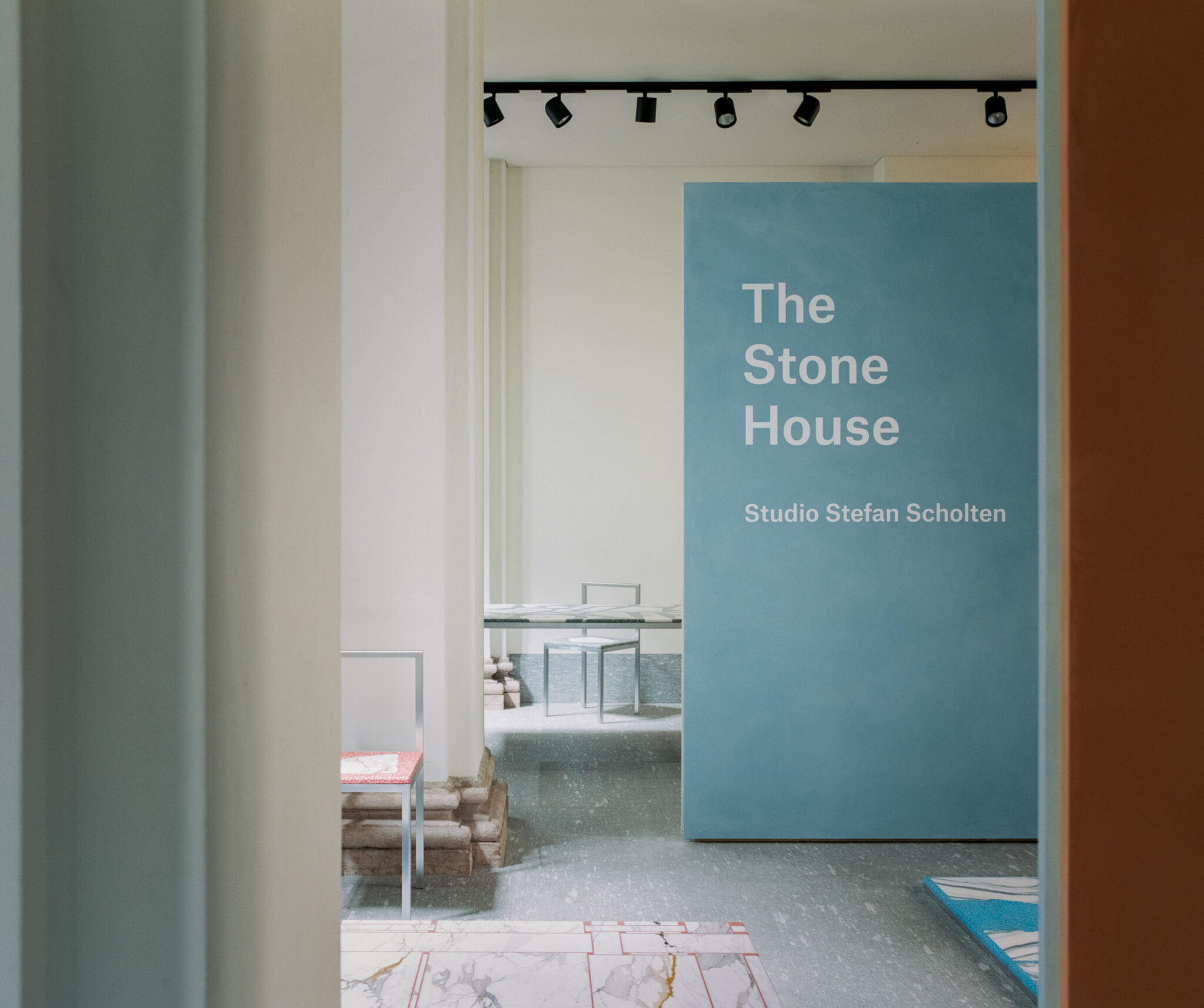 The Stone House: meubels en een karpet van restmateriaal