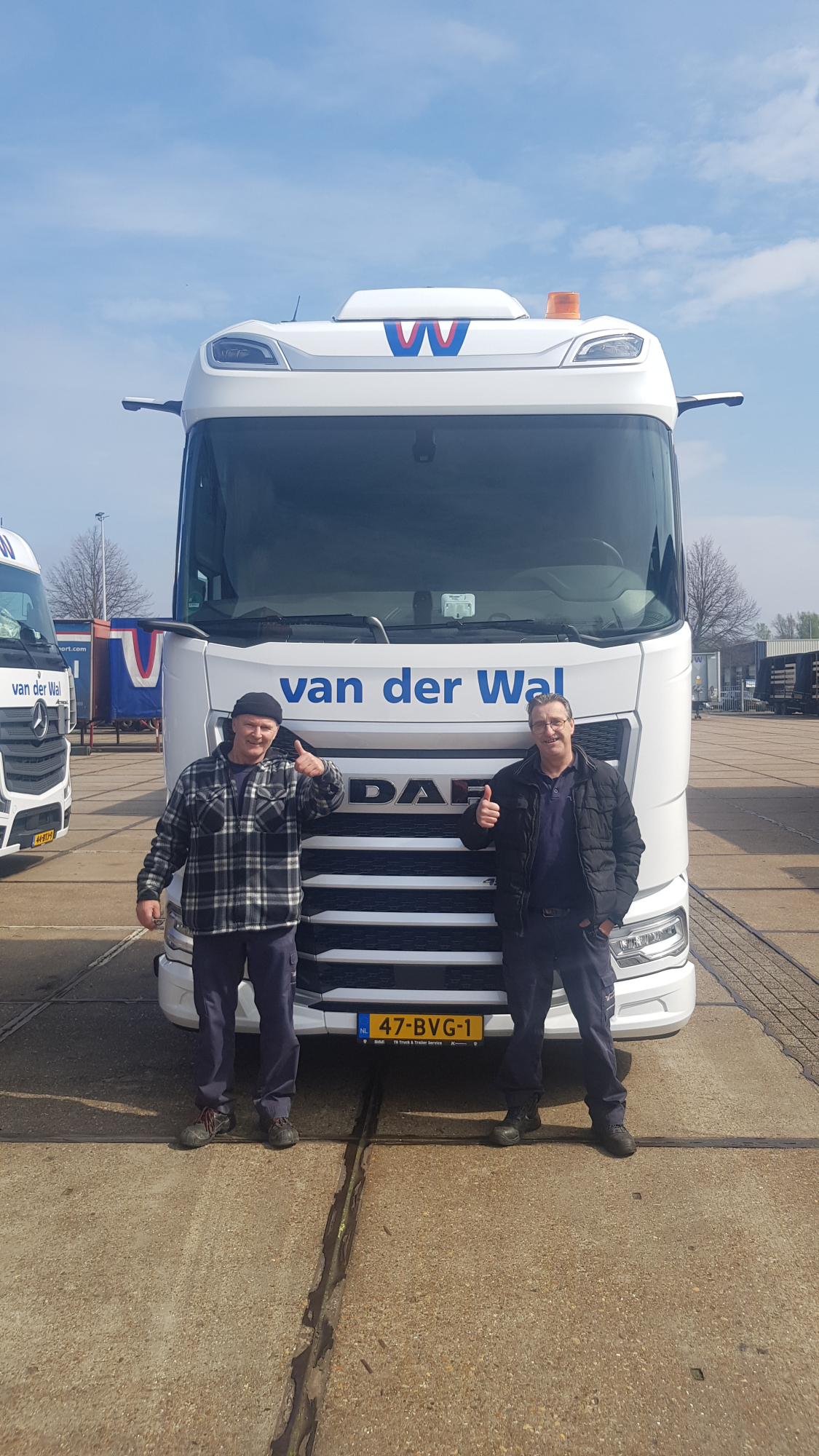 Chauffeurs Van der Wal bij nieuwe truck