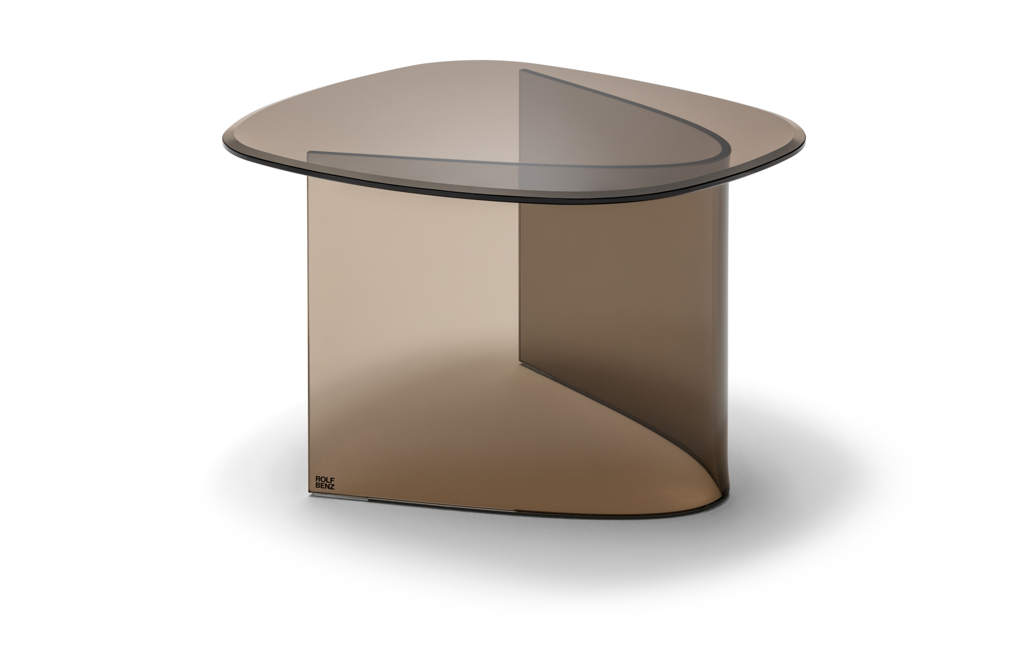 Glazen tafel met een monochrome look van Rolf Benz