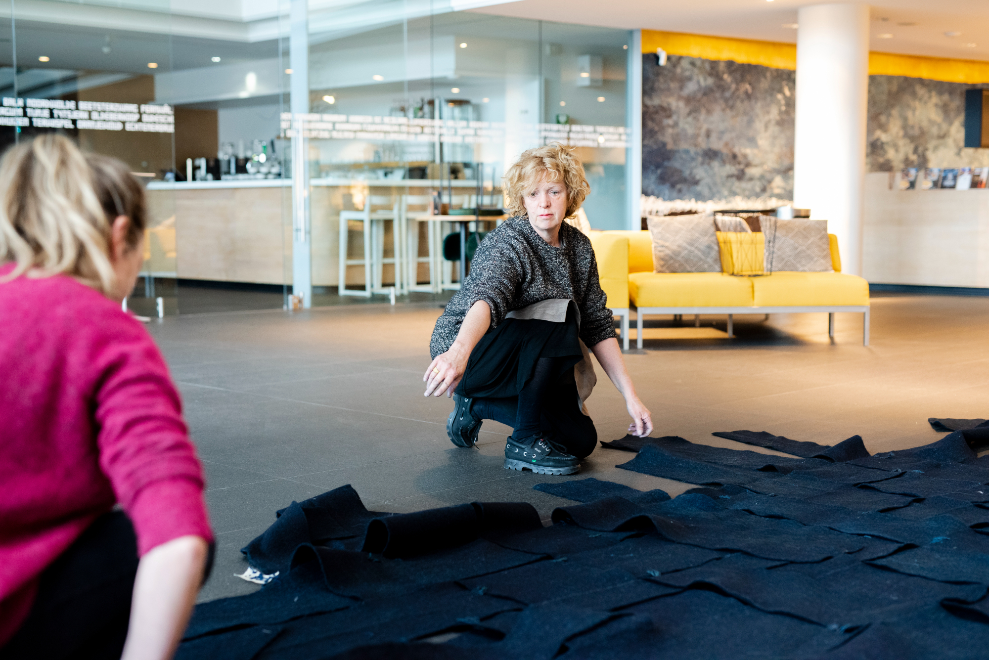Claudy Jongstra aan het werk in Fries Museum