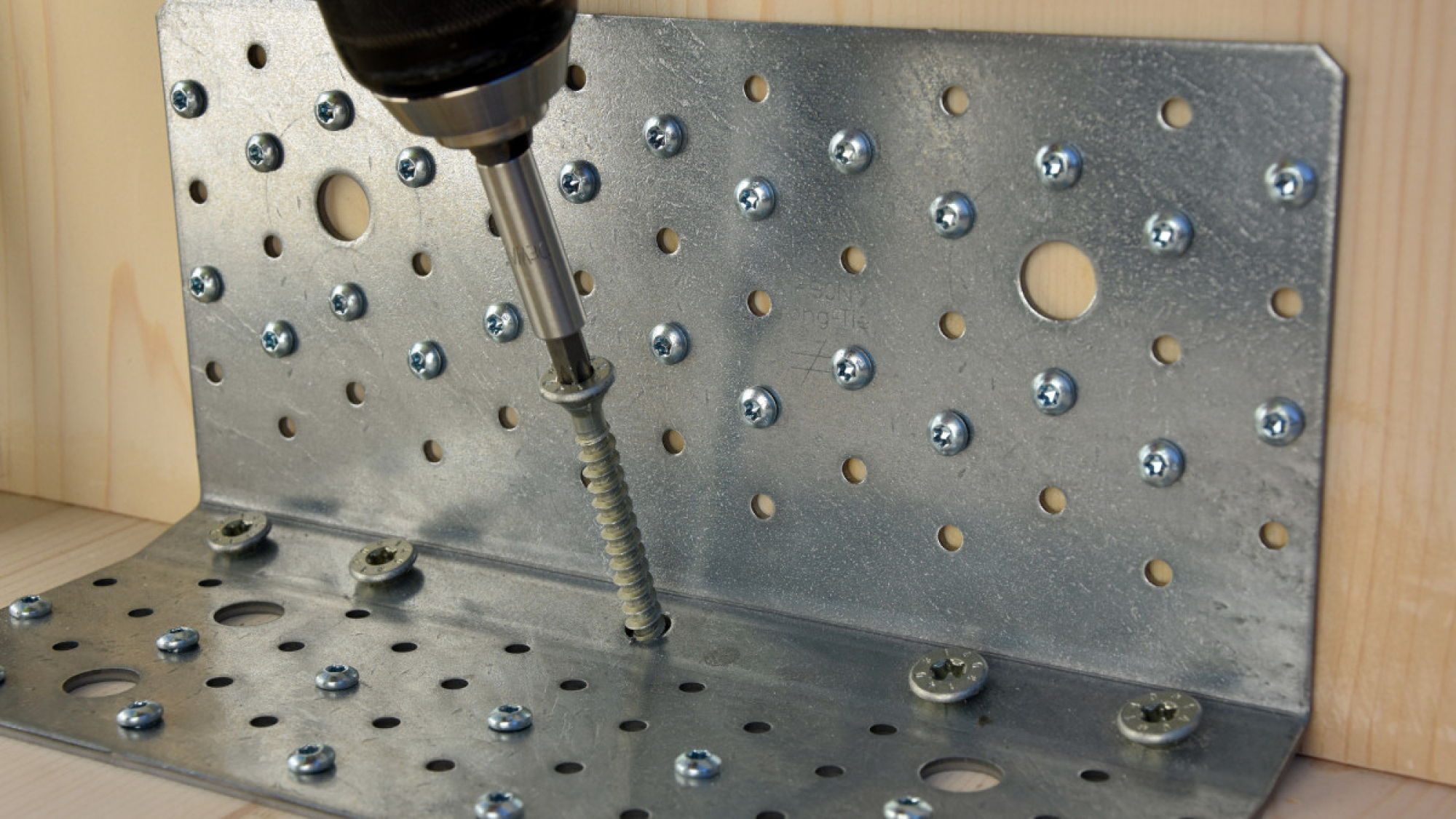 Houtverbinders met ZPRO-coating: bescherming tegen corrosie voor buitenprojecten
