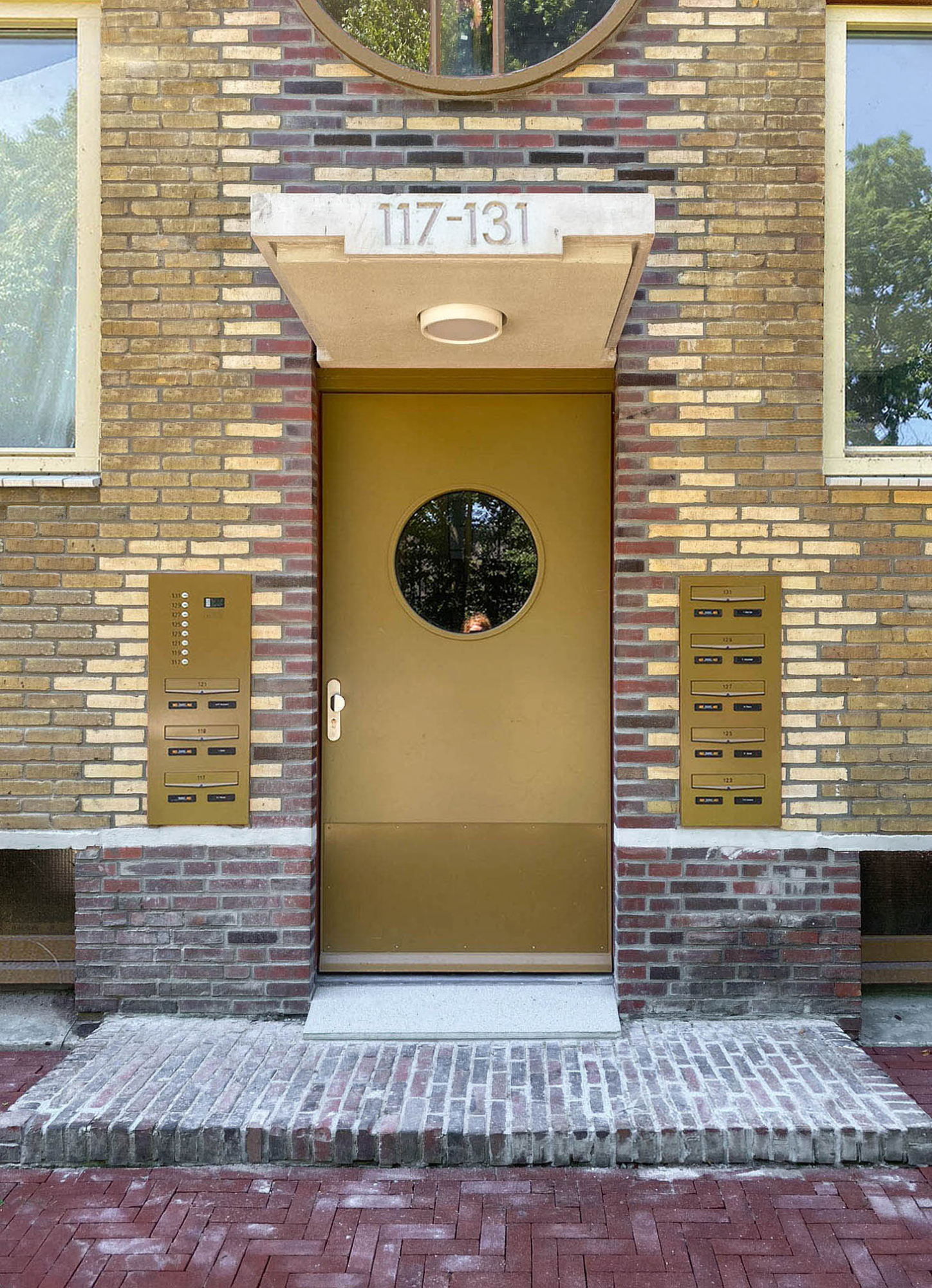 Het project Portiekflat Weesp van BureauVanEig focust op de transformatie van naoorlogse appartementsgebouwen met behoud van hun karakteristieke bakstenen gevels. Het haalde hiermee de nominatie voor de Brick Award 24 binnen. 