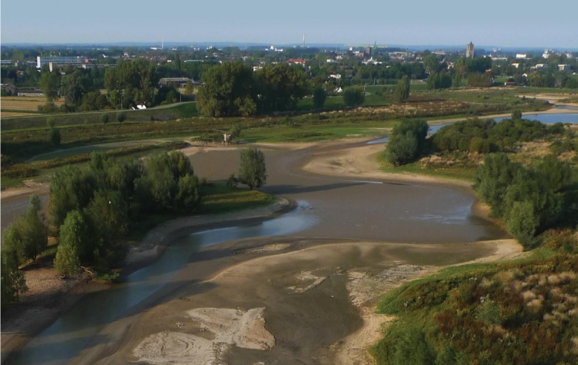 Deel van de cover van het rapport ‘Effect van droogte en lage rivierafvoeren op riviernatuur’ van Bureau Stroming