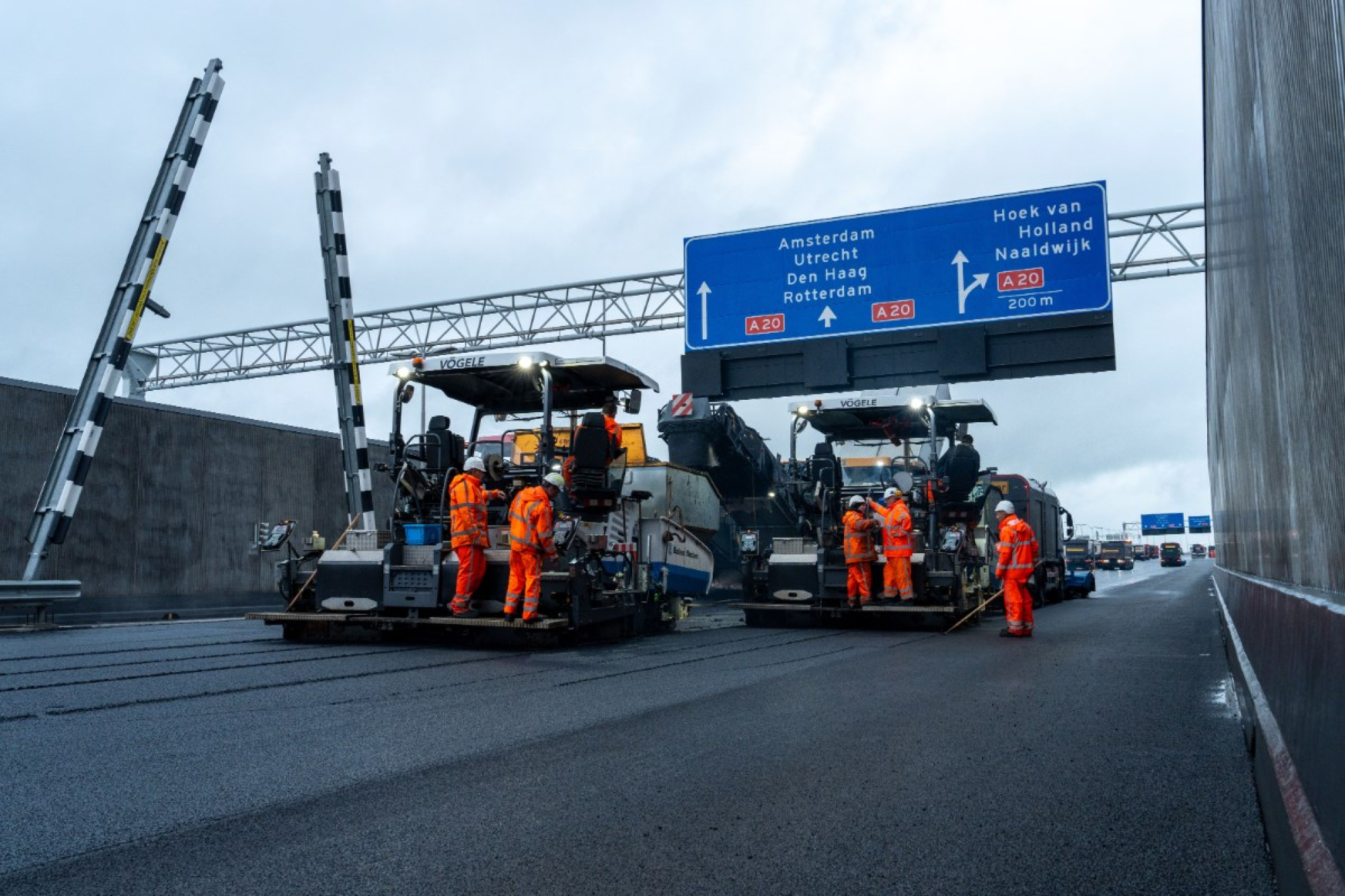 In totaal wordt deze weken ca. 27.000 ton asfalt op de A24 aangebracht (Foto: Rijkswaterstaat)
