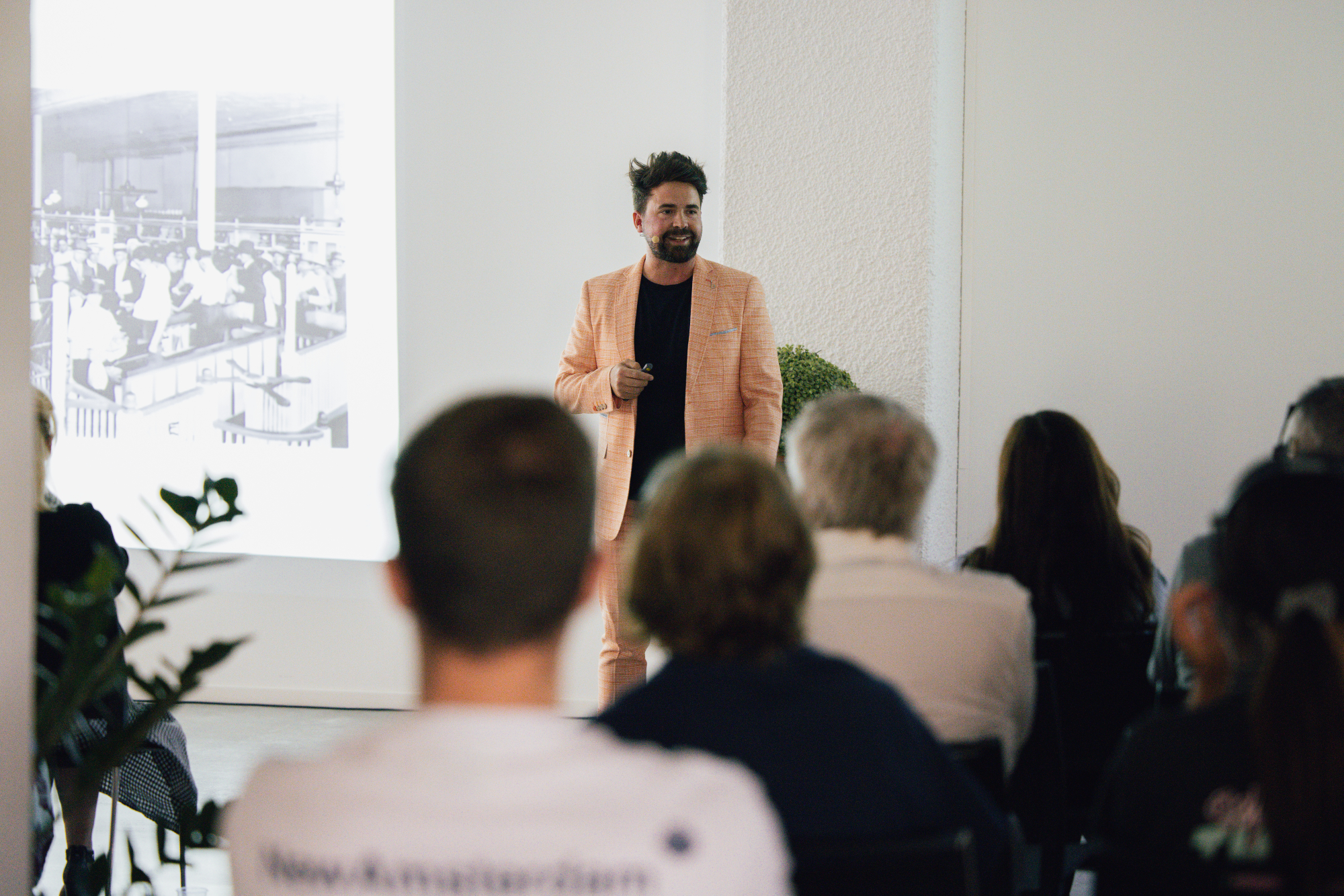 Tim Gielen tijdens zijn lezing 'Je winkel van de toekomst'