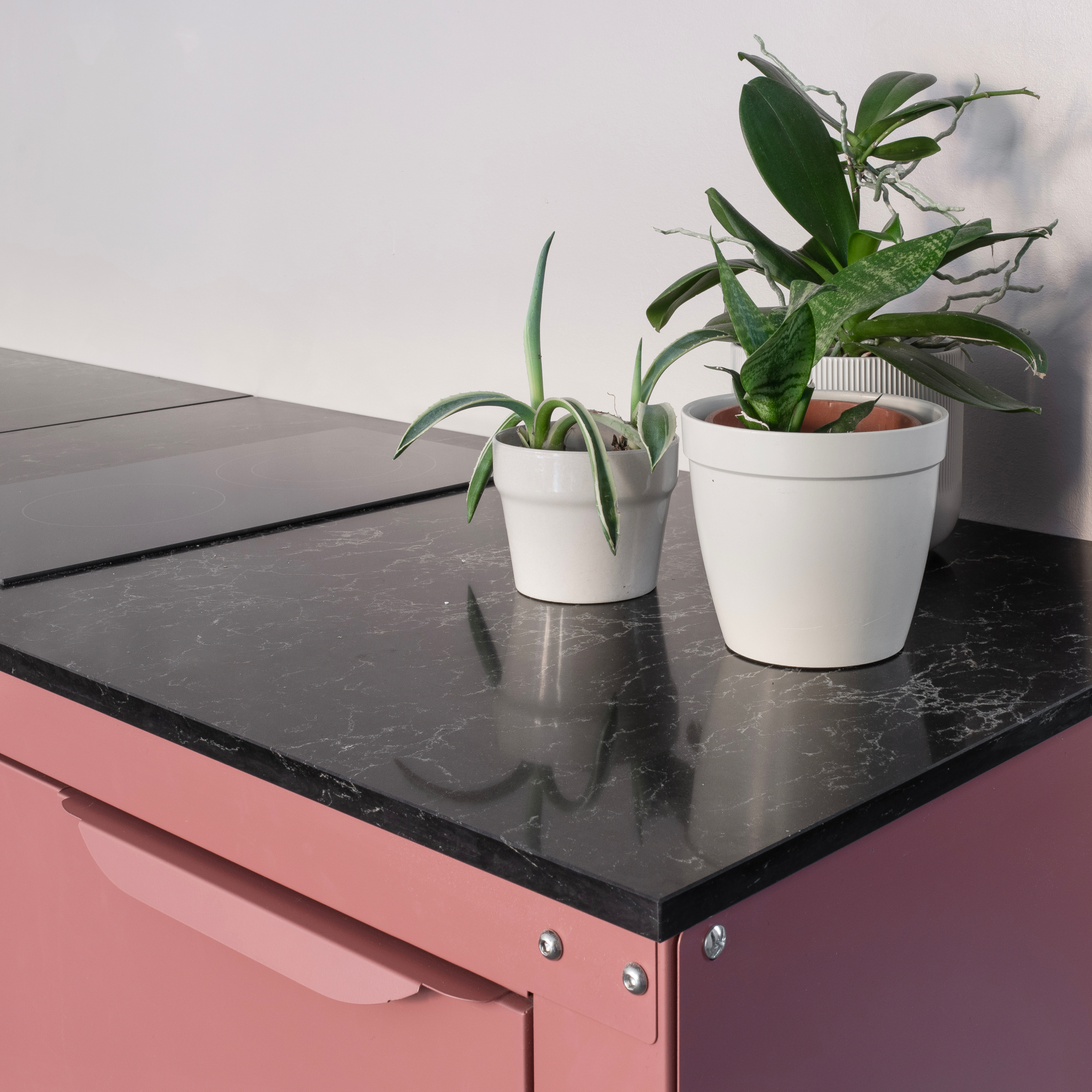 Caesarstone and Very Simple: Kitchens. 5100 Vanilla Noir.