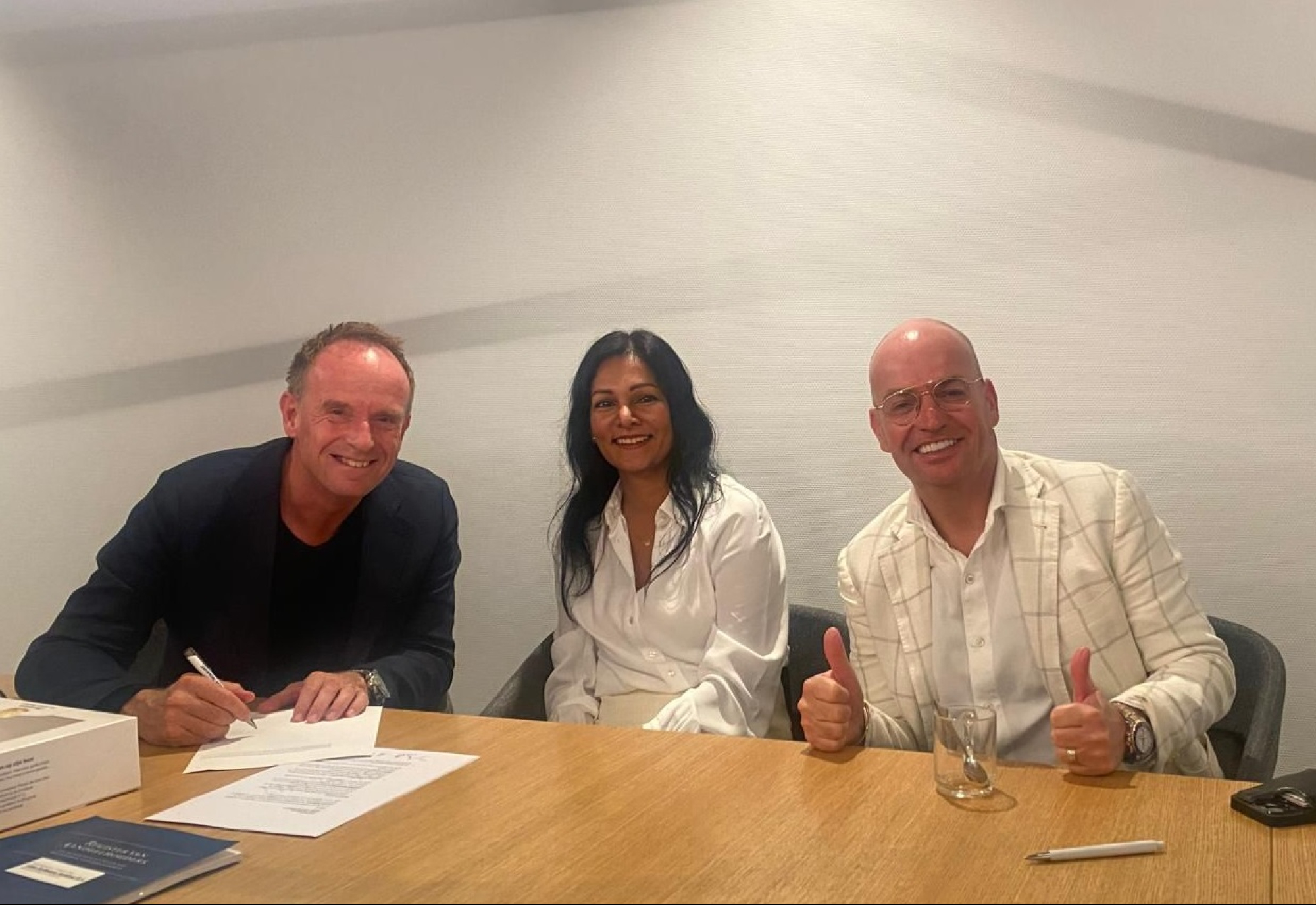 Foto: Ondertekening van de overeenkomst, met van links naar rechts: Marcel Beckers  en Sharda Beckers namens Wimmer Groep en Toon van Moorsel namens Martin Glas.