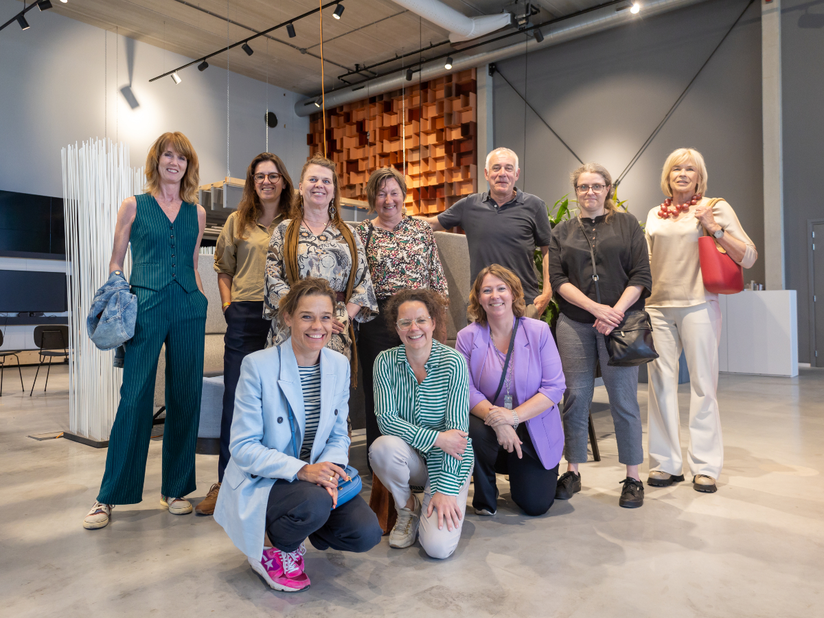 Lianne Bongers tussen enkele van haar cursisten van de Biophilic Design Academy