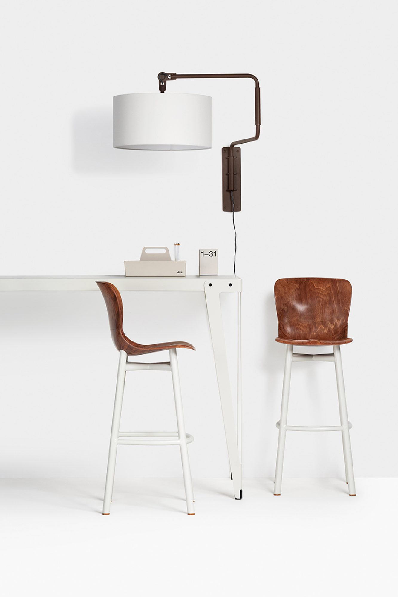 De Lloyd High Table, lamp Swivel Wall en de Wendela Bar Stool.