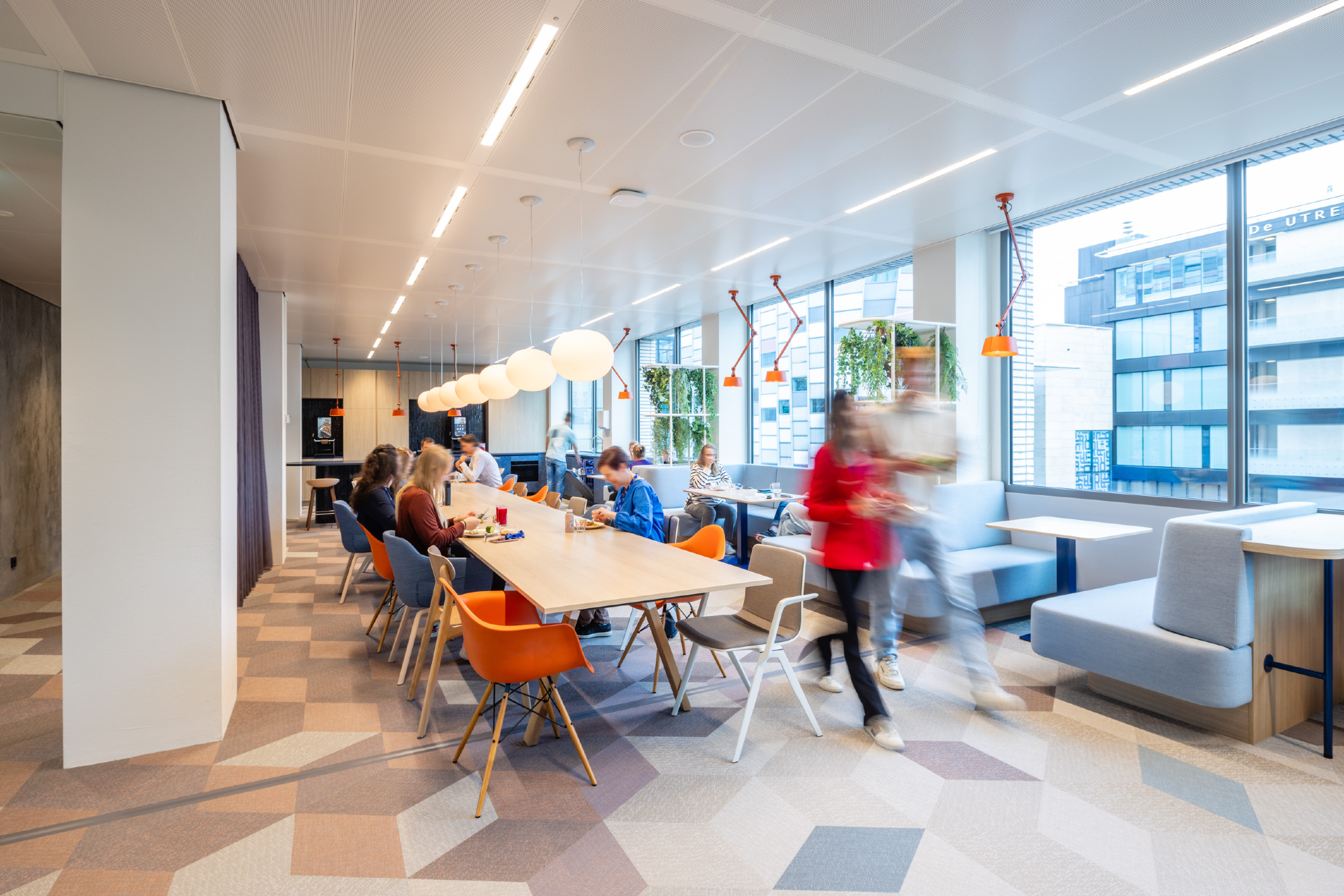Kleurrijke werkomgeving met een vrouwelijke touch